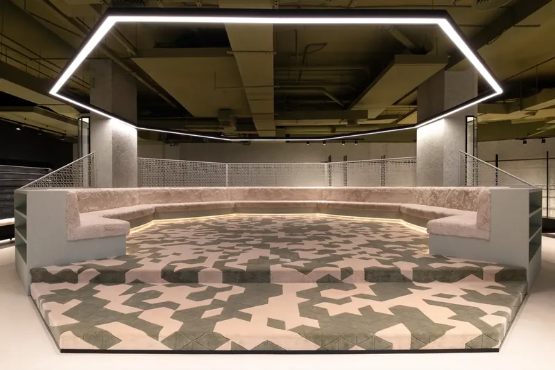 Send Location, Dubai: a sunken seating platform under a ring of light